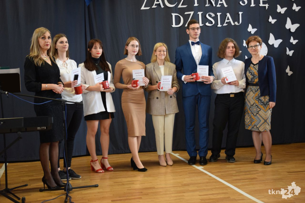 Maturzyści mają już wakacje. Szkoły ich uroczyście pożegnały [fotorelacja]