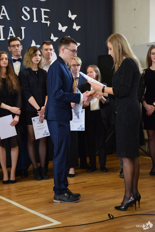 Maturzyści mają już wakacje. Szkoły ich uroczyście pożegnały [fotorelacja]