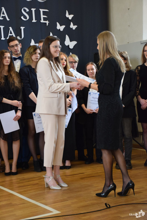 Maturzyści mają już wakacje. Szkoły ich uroczyście pożegnały [fotorelacja]