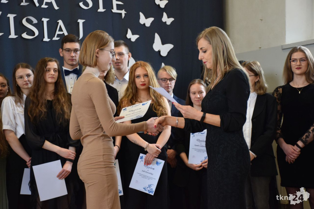 Maturzyści mają już wakacje. Szkoły ich uroczyście pożegnały [fotorelacja]
