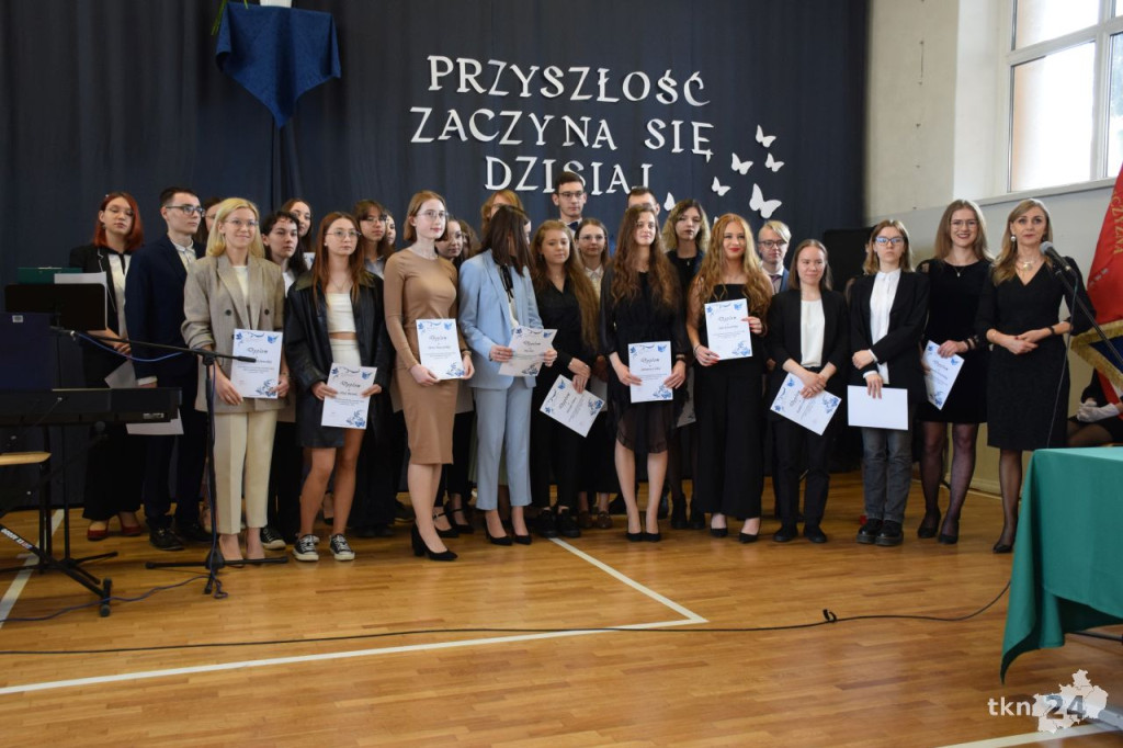 Maturzyści mają już wakacje. Szkoły ich uroczyście pożegnały [fotorelacja]