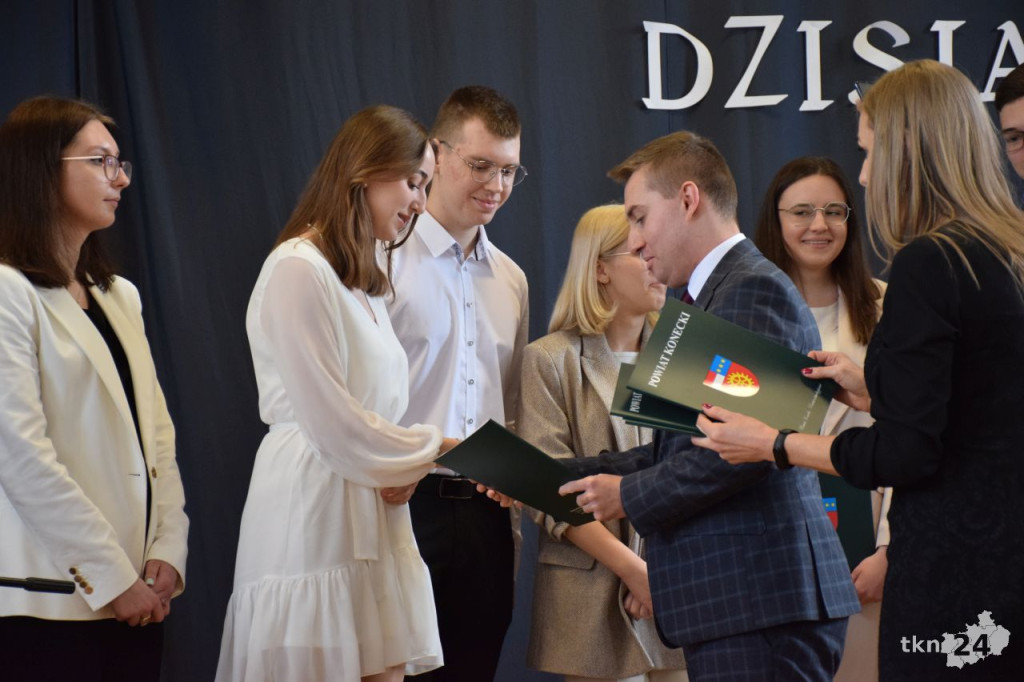 Maturzyści mają już wakacje. Szkoły ich uroczyście pożegnały [fotorelacja]