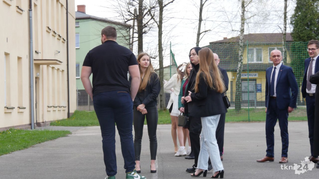 Maturzyści mają już wakacje. Szkoły ich uroczyście pożegnały [fotorelacja]