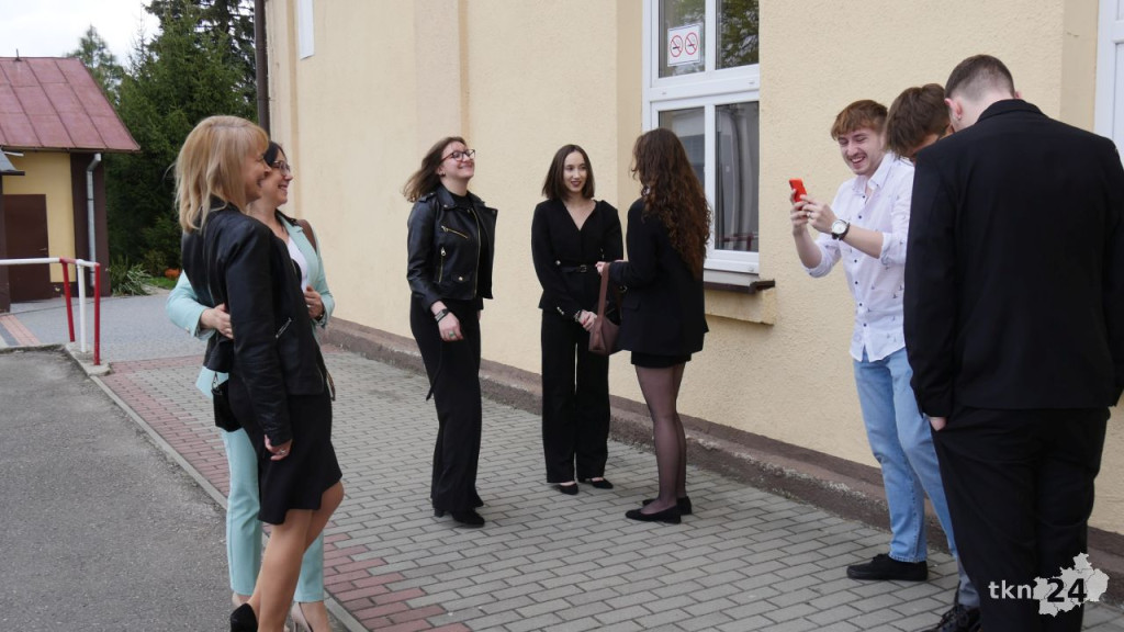 Maturzyści mają już wakacje. Szkoły ich uroczyście pożegnały [fotorelacja]