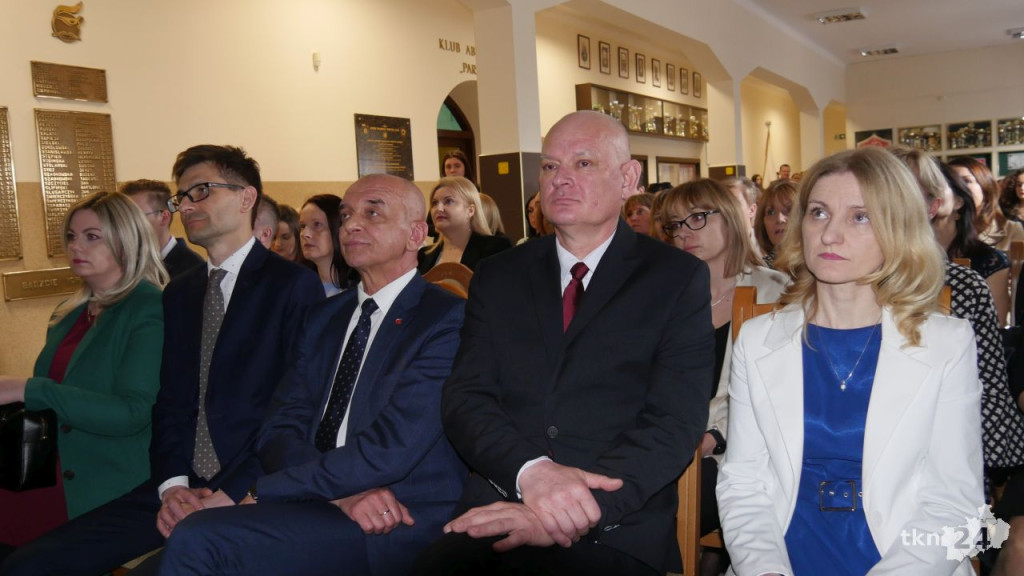 Maturzyści mają już wakacje. Szkoły ich uroczyście pożegnały [fotorelacja]