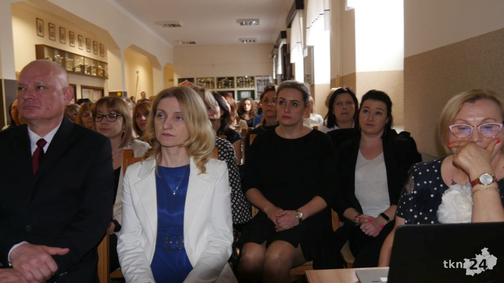 Maturzyści mają już wakacje. Szkoły ich uroczyście pożegnały [fotorelacja]