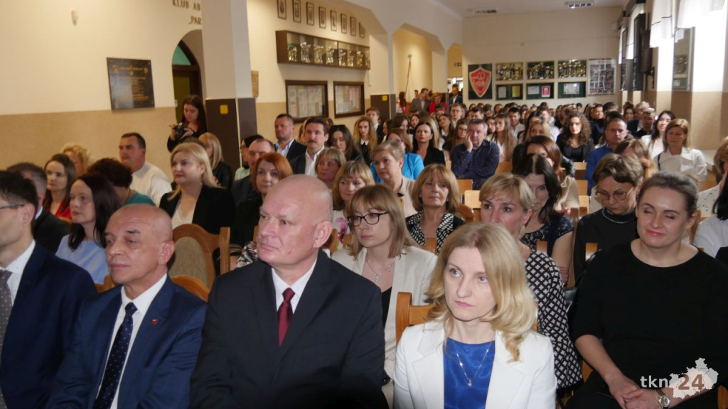 Maturzyści mają już wakacje. Szkoły ich uroczyście pożegnały [fotorelacja]