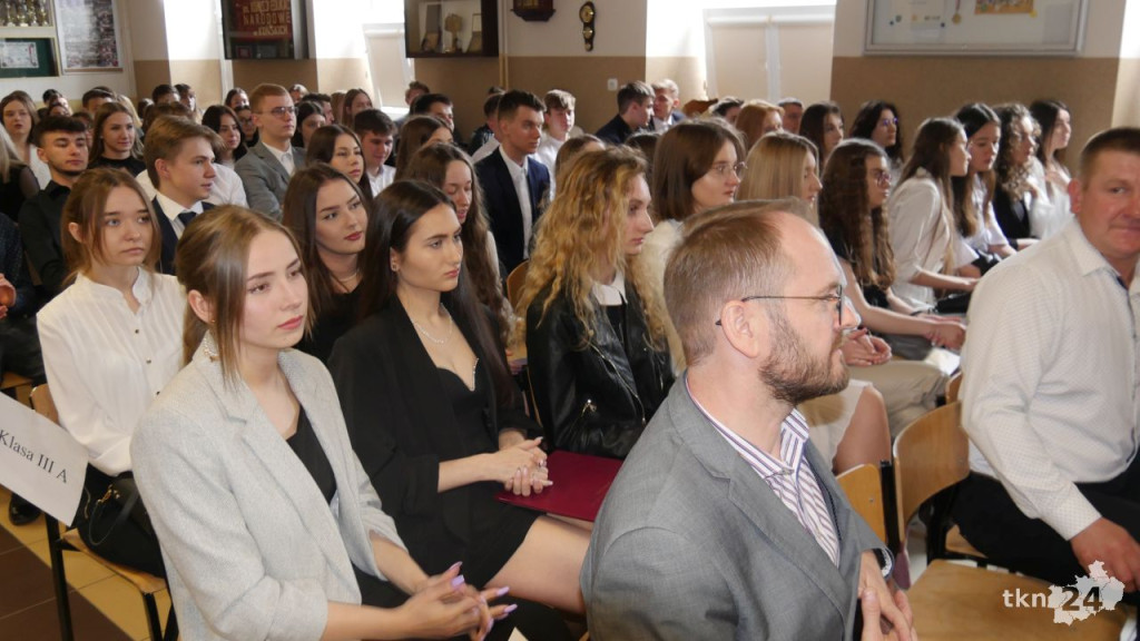 Maturzyści mają już wakacje. Szkoły ich uroczyście pożegnały [fotorelacja]