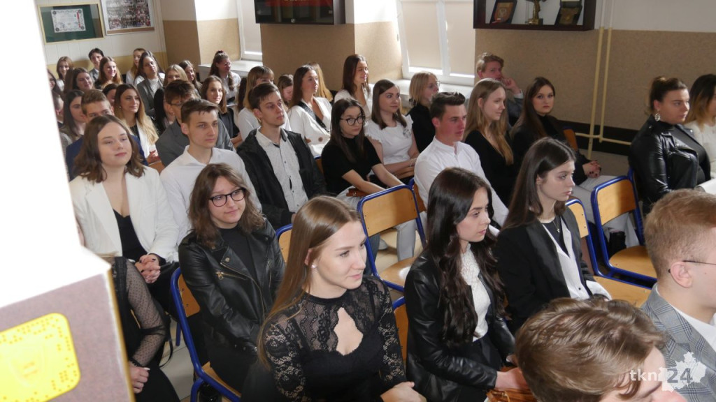 Maturzyści mają już wakacje. Szkoły ich uroczyście pożegnały [fotorelacja]