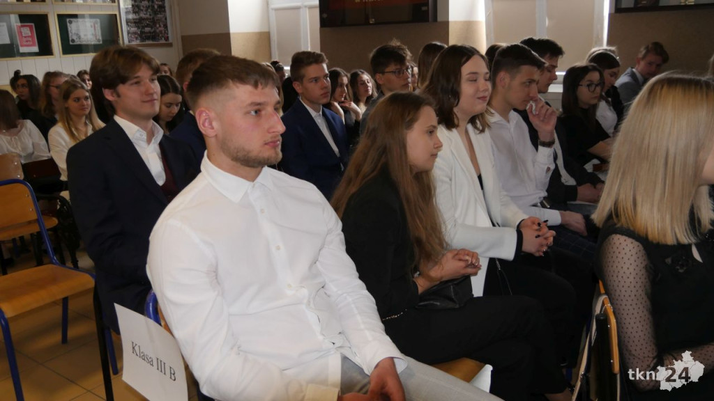 Maturzyści mają już wakacje. Szkoły ich uroczyście pożegnały [fotorelacja]