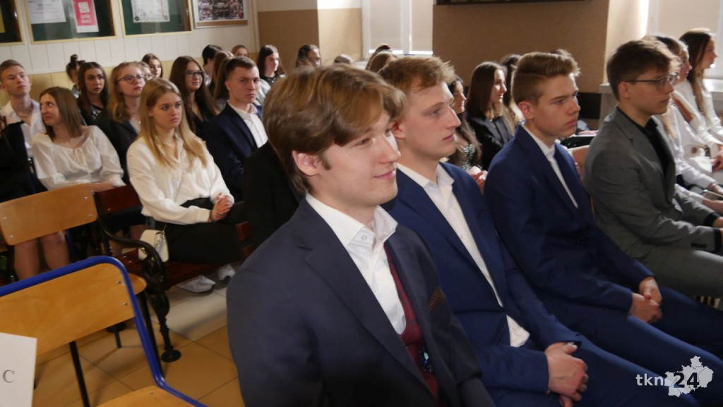 Maturzyści mają już wakacje. Szkoły ich uroczyście pożegnały [fotorelacja]