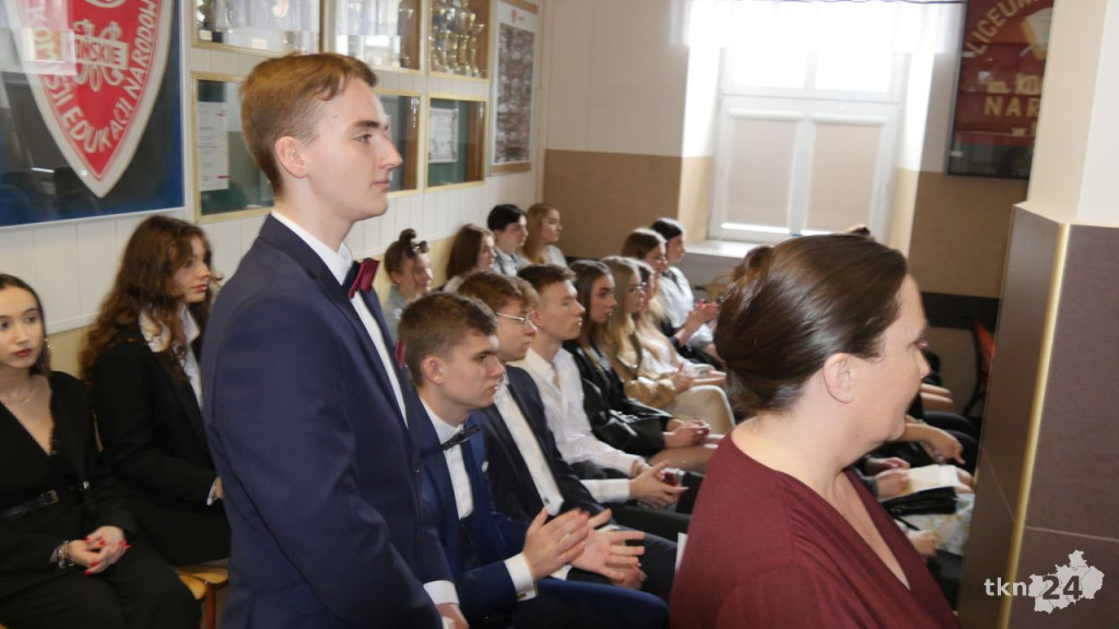 Maturzyści mają już wakacje. Szkoły ich uroczyście pożegnały [fotorelacja]