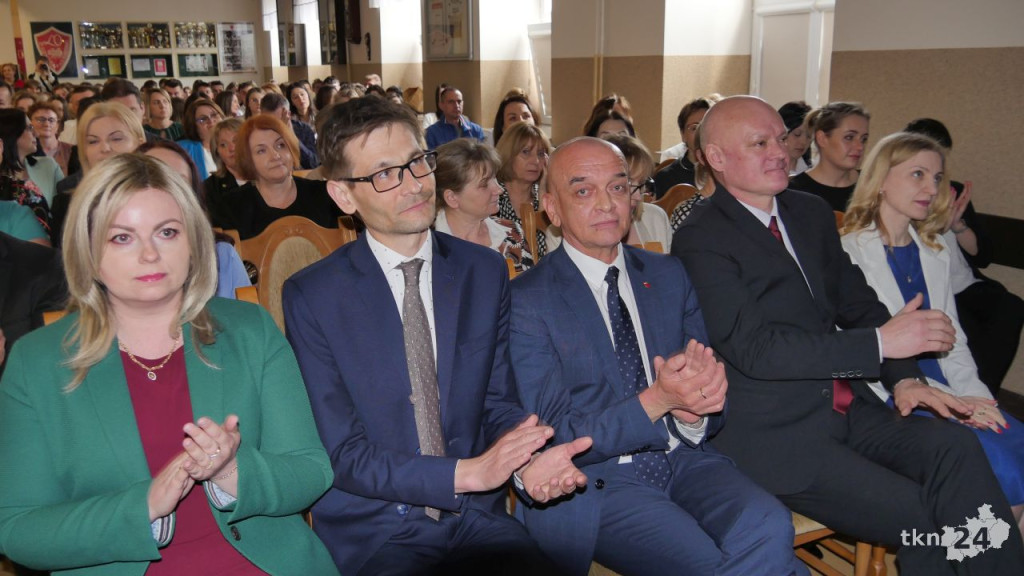 Maturzyści mają już wakacje. Szkoły ich uroczyście pożegnały [fotorelacja]