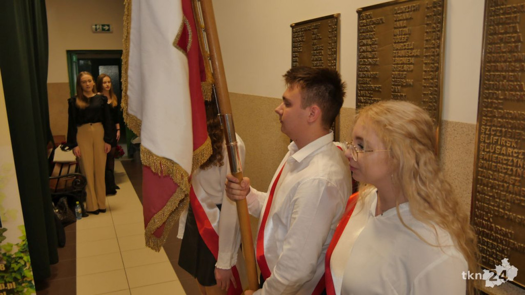 Maturzyści mają już wakacje. Szkoły ich uroczyście pożegnały [fotorelacja]