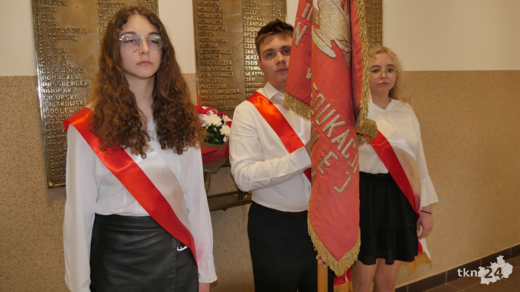 Maturzyści mają już wakacje. Szkoły ich uroczyście pożegnały [fotorelacja]