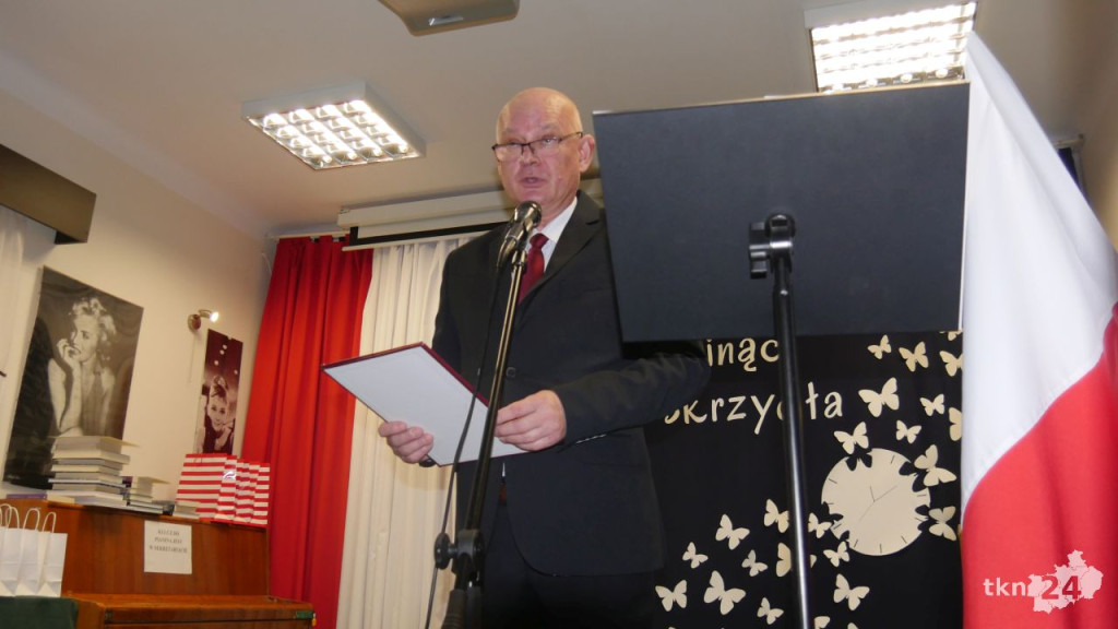 Maturzyści mają już wakacje. Szkoły ich uroczyście pożegnały [fotorelacja]