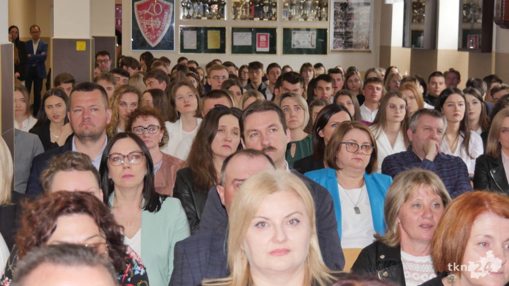 Maturzyści mają już wakacje. Szkoły ich uroczyście pożegnały [fotorelacja]