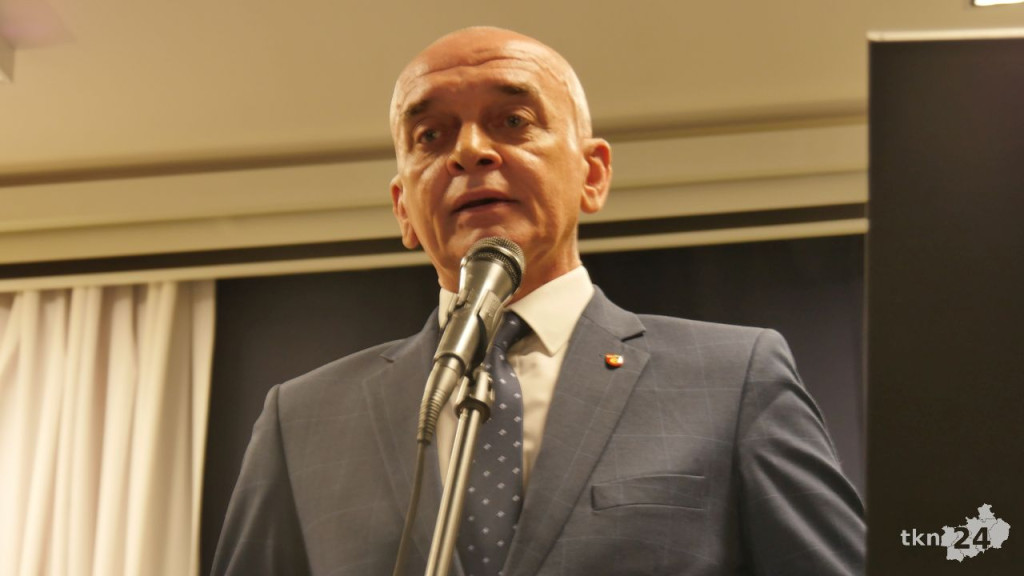 Maturzyści mają już wakacje. Szkoły ich uroczyście pożegnały [fotorelacja]