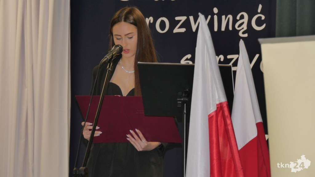 Maturzyści mają już wakacje. Szkoły ich uroczyście pożegnały [fotorelacja]