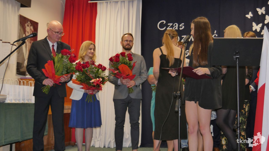 Maturzyści mają już wakacje. Szkoły ich uroczyście pożegnały [fotorelacja]