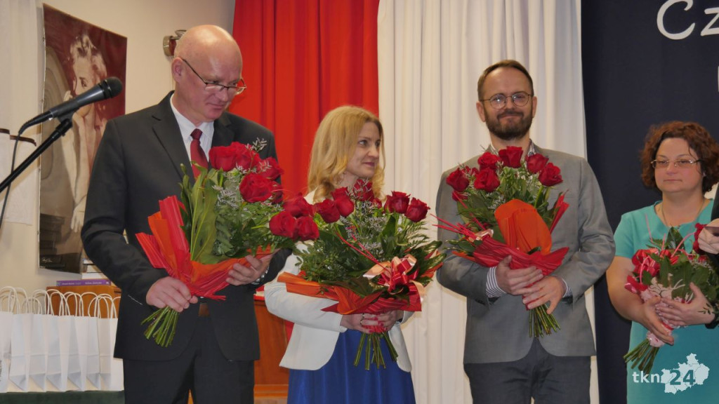 Maturzyści mają już wakacje. Szkoły ich uroczyście pożegnały [fotorelacja]