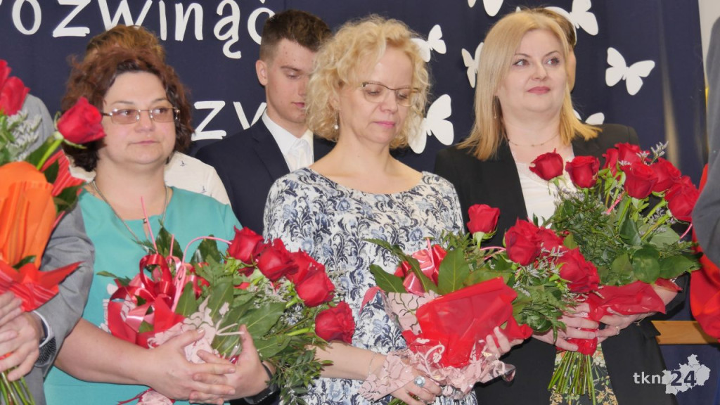 Maturzyści mają już wakacje. Szkoły ich uroczyście pożegnały [fotorelacja]