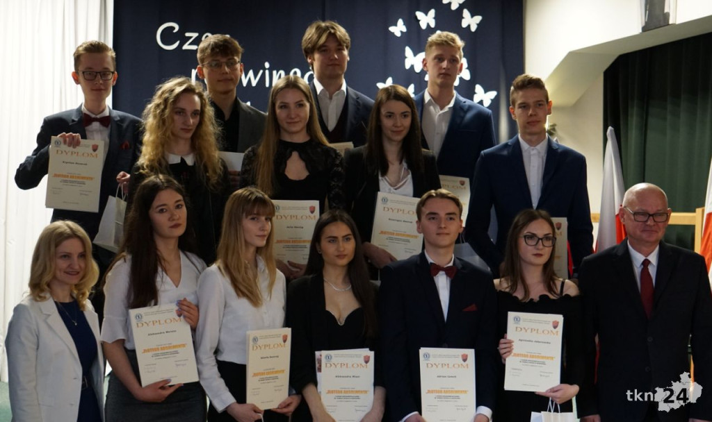 Maturzyści mają już wakacje. Szkoły ich uroczyście pożegnały [fotorelacja]