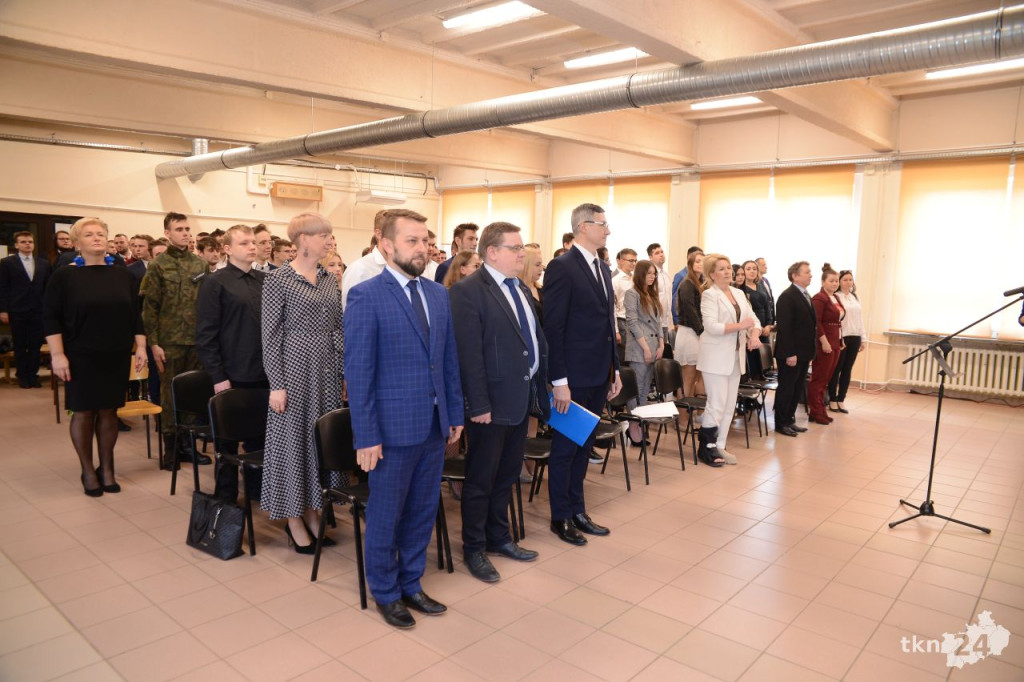 Maturzyści mają już wakacje. Szkoły ich uroczyście pożegnały [fotorelacja]