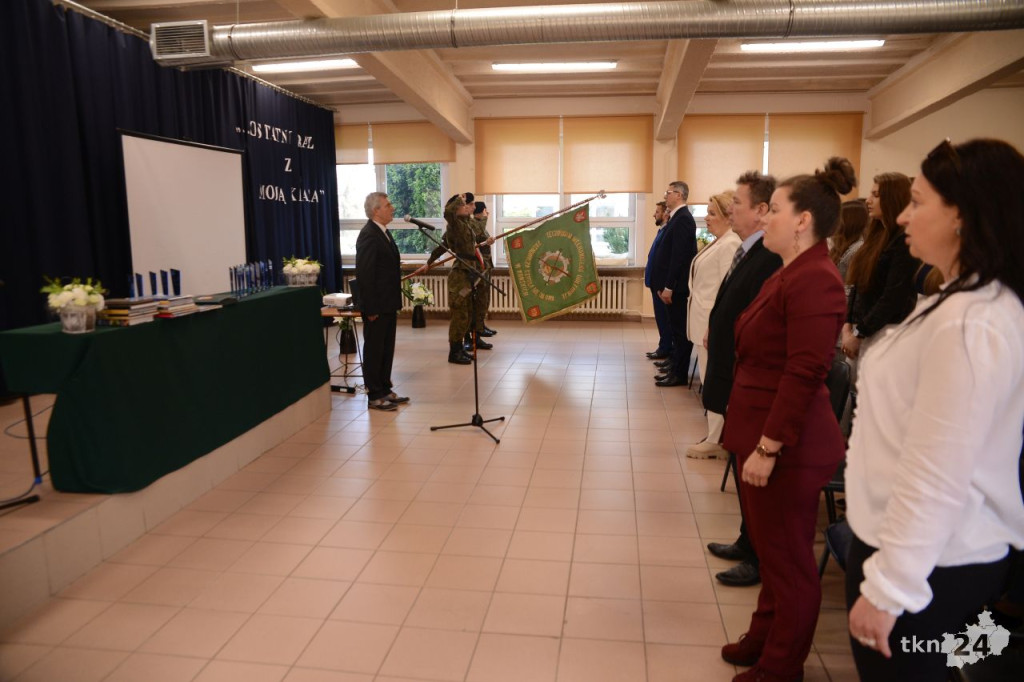 Maturzyści mają już wakacje. Szkoły ich uroczyście pożegnały [fotorelacja]