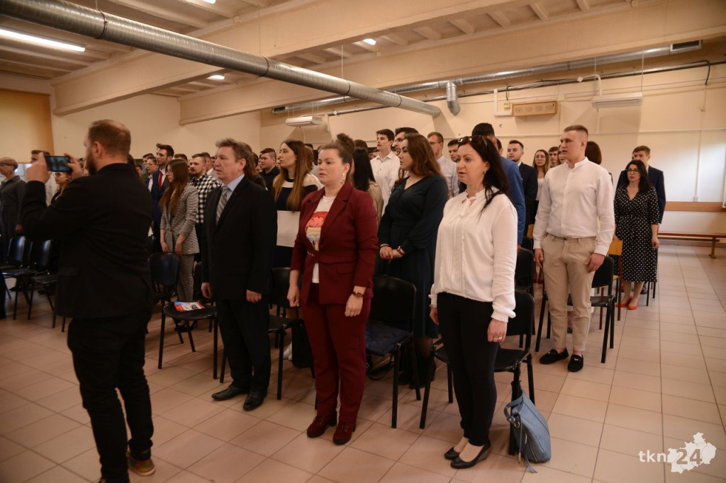 Maturzyści mają już wakacje. Szkoły ich uroczyście pożegnały [fotorelacja]