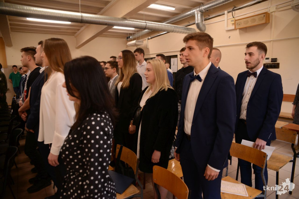 Maturzyści mają już wakacje. Szkoły ich uroczyście pożegnały [fotorelacja]