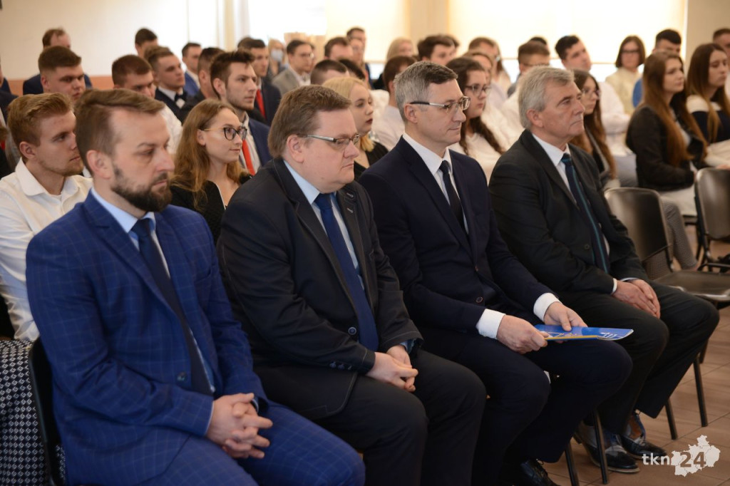 Maturzyści mają już wakacje. Szkoły ich uroczyście pożegnały [fotorelacja]