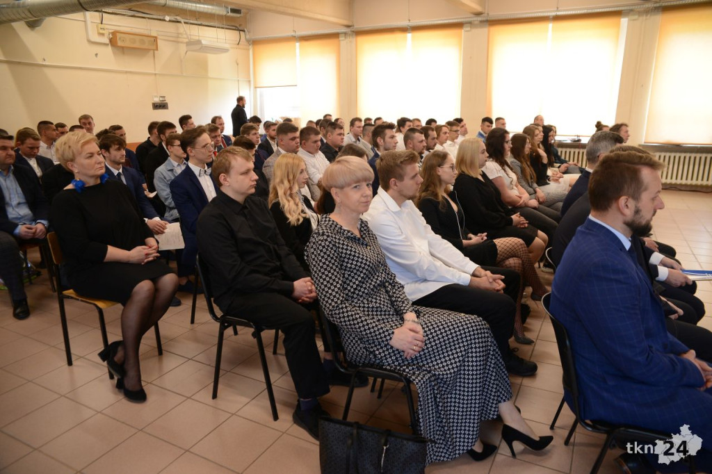 Maturzyści mają już wakacje. Szkoły ich uroczyście pożegnały [fotorelacja]