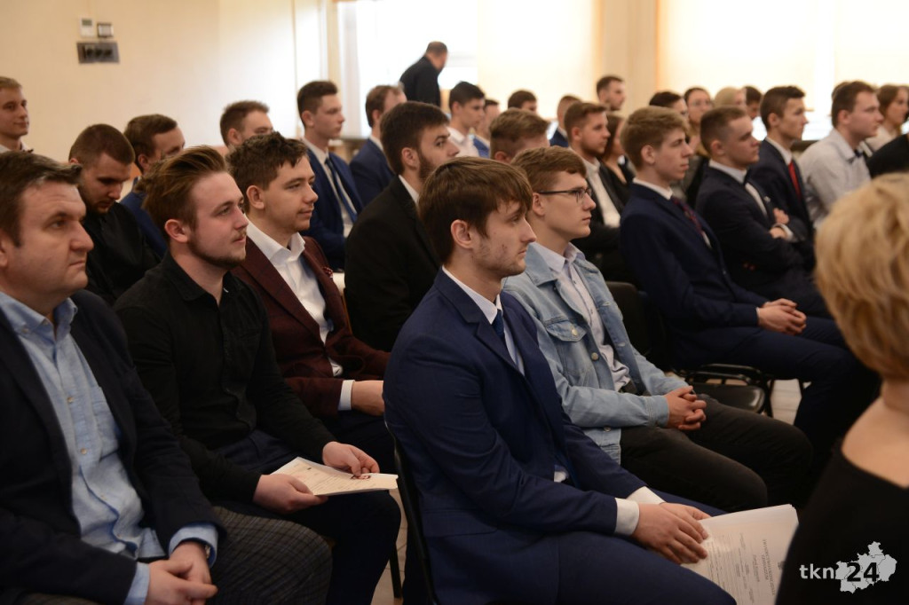 Maturzyści mają już wakacje. Szkoły ich uroczyście pożegnały [fotorelacja]