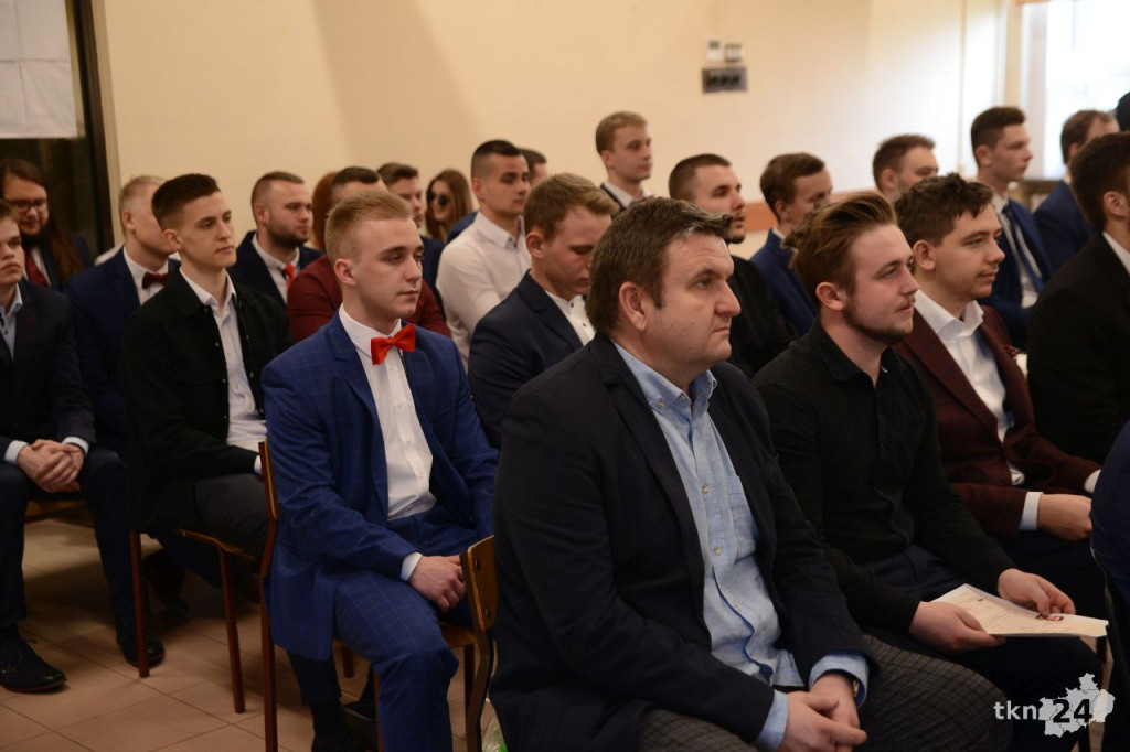 Maturzyści mają już wakacje. Szkoły ich uroczyście pożegnały [fotorelacja]