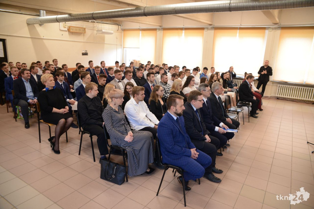 Maturzyści mają już wakacje. Szkoły ich uroczyście pożegnały [fotorelacja]
