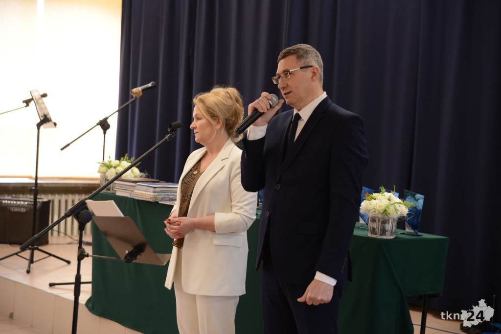 Maturzyści mają już wakacje. Szkoły ich uroczyście pożegnały [fotorelacja]