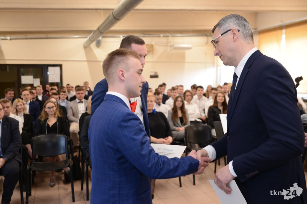 Maturzyści mają już wakacje. Szkoły ich uroczyście pożegnały [fotorelacja]