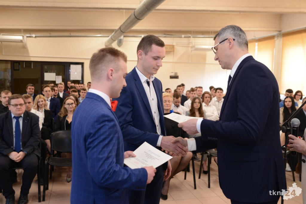 Maturzyści mają już wakacje. Szkoły ich uroczyście pożegnały [fotorelacja]