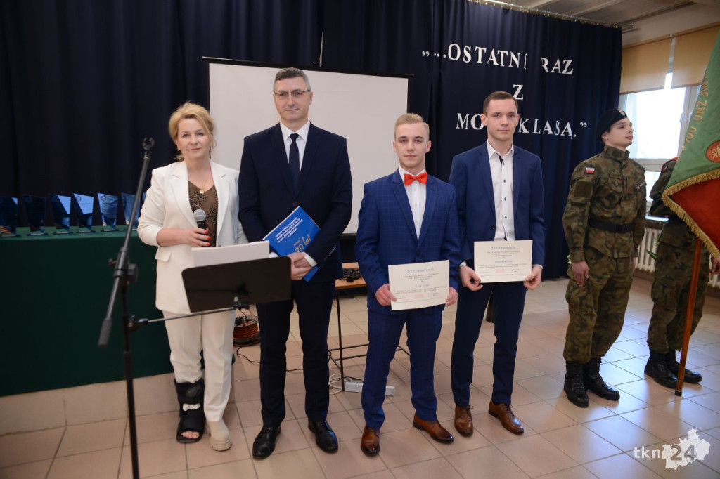 Maturzyści mają już wakacje. Szkoły ich uroczyście pożegnały [fotorelacja]