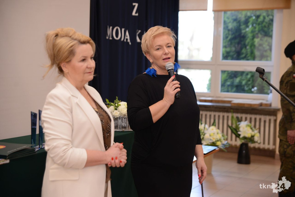 Maturzyści mają już wakacje. Szkoły ich uroczyście pożegnały [fotorelacja]