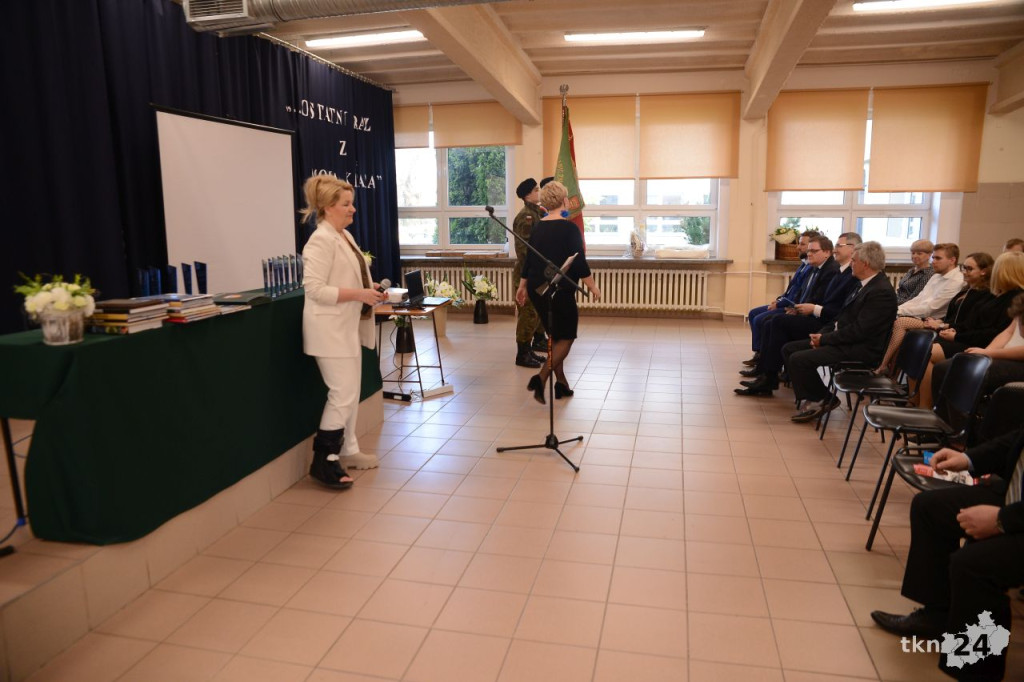 Maturzyści mają już wakacje. Szkoły ich uroczyście pożegnały [fotorelacja]