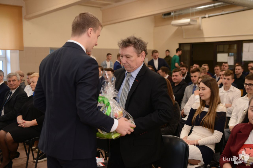 Maturzyści mają już wakacje. Szkoły ich uroczyście pożegnały [fotorelacja]
