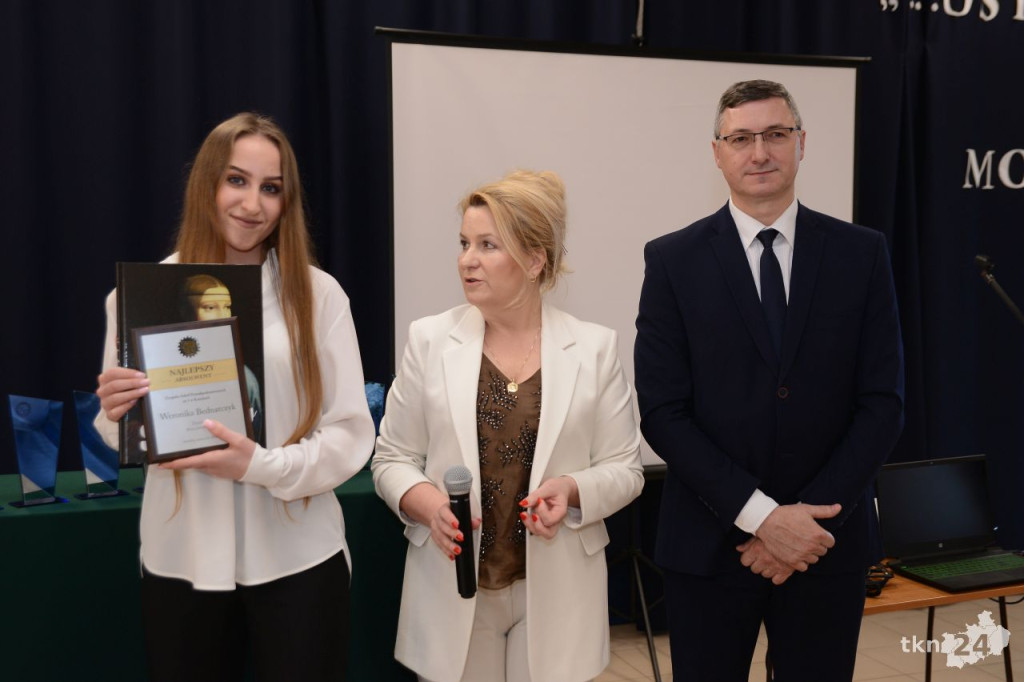 Maturzyści mają już wakacje. Szkoły ich uroczyście pożegnały [fotorelacja]