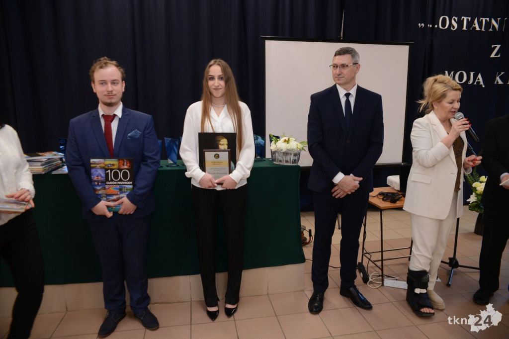 Maturzyści mają już wakacje. Szkoły ich uroczyście pożegnały [fotorelacja]