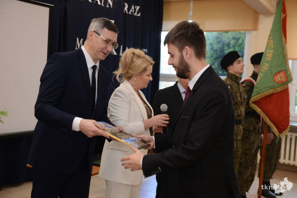 Maturzyści mają już wakacje. Szkoły ich uroczyście pożegnały [fotorelacja]