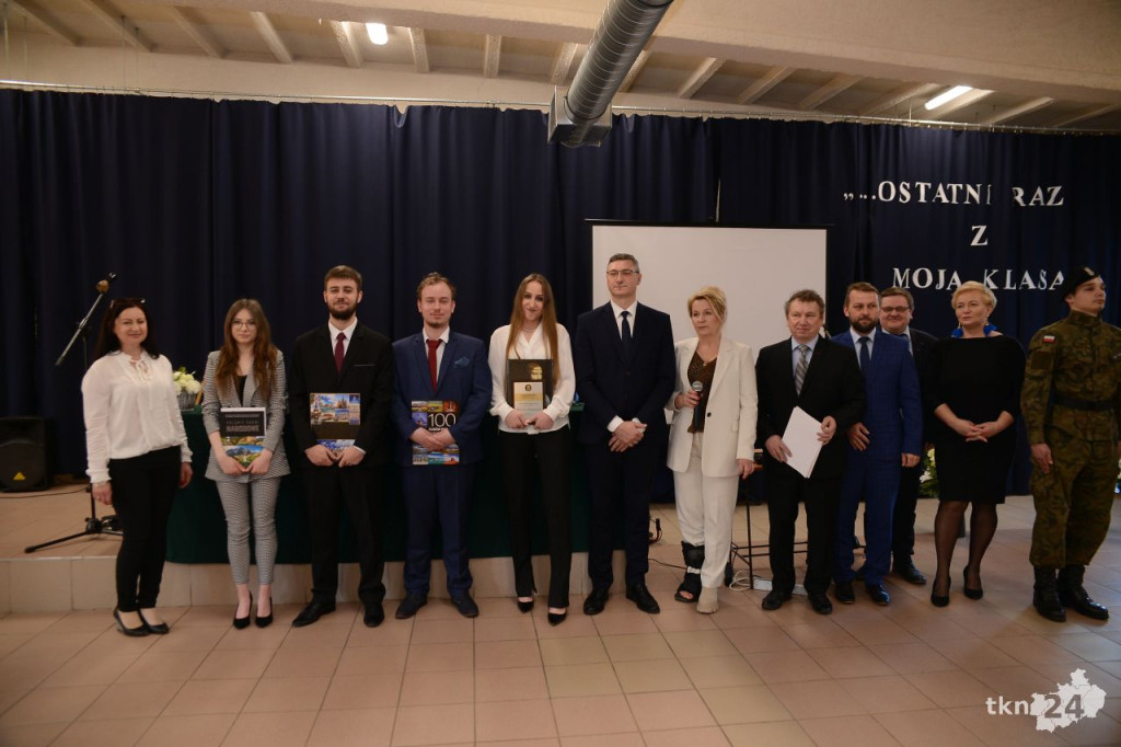 Maturzyści mają już wakacje. Szkoły ich uroczyście pożegnały [fotorelacja]