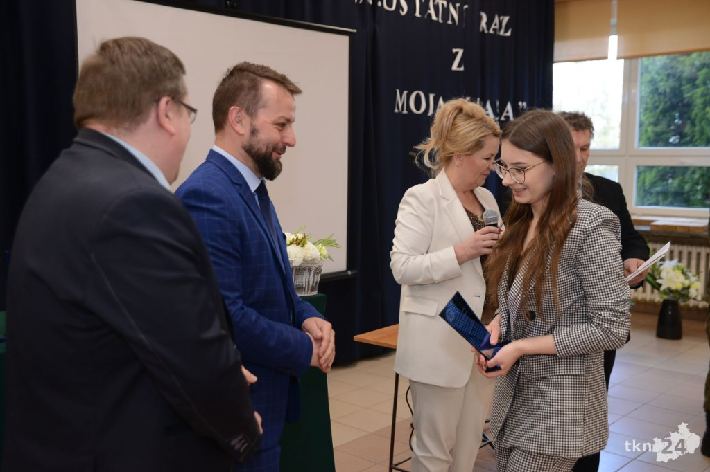Maturzyści mają już wakacje. Szkoły ich uroczyście pożegnały [fotorelacja]