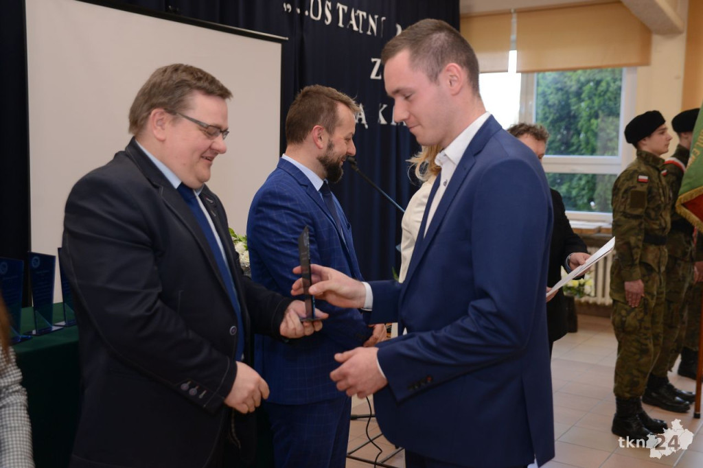 Maturzyści mają już wakacje. Szkoły ich uroczyście pożegnały [fotorelacja]
