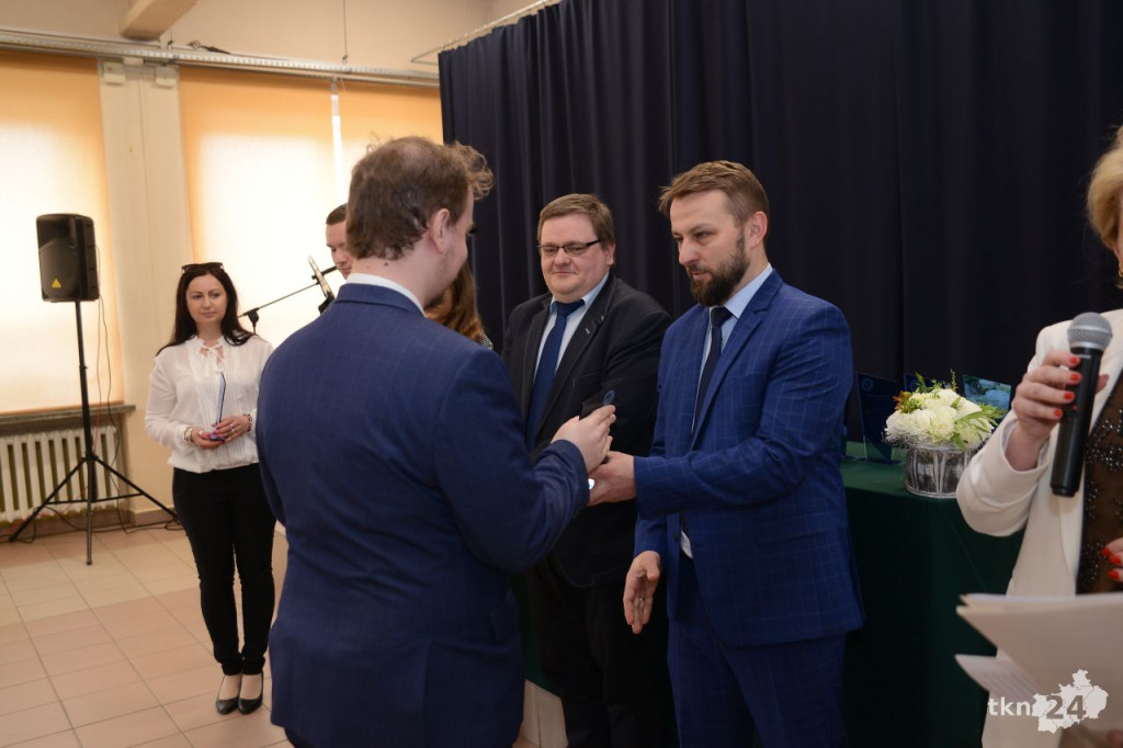 Maturzyści mają już wakacje. Szkoły ich uroczyście pożegnały [fotorelacja]